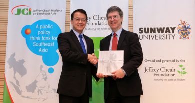 Photo of Jeffrey Cheah and Jeffrey Sachs Shaking Hands