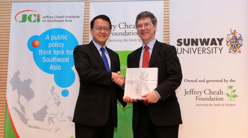 Photo of Jeffrey Cheah and Jeffrey Sachs Shaking Hands